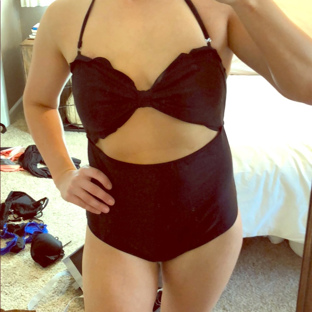 Cupshe One piece Bathing Suit with Cutout